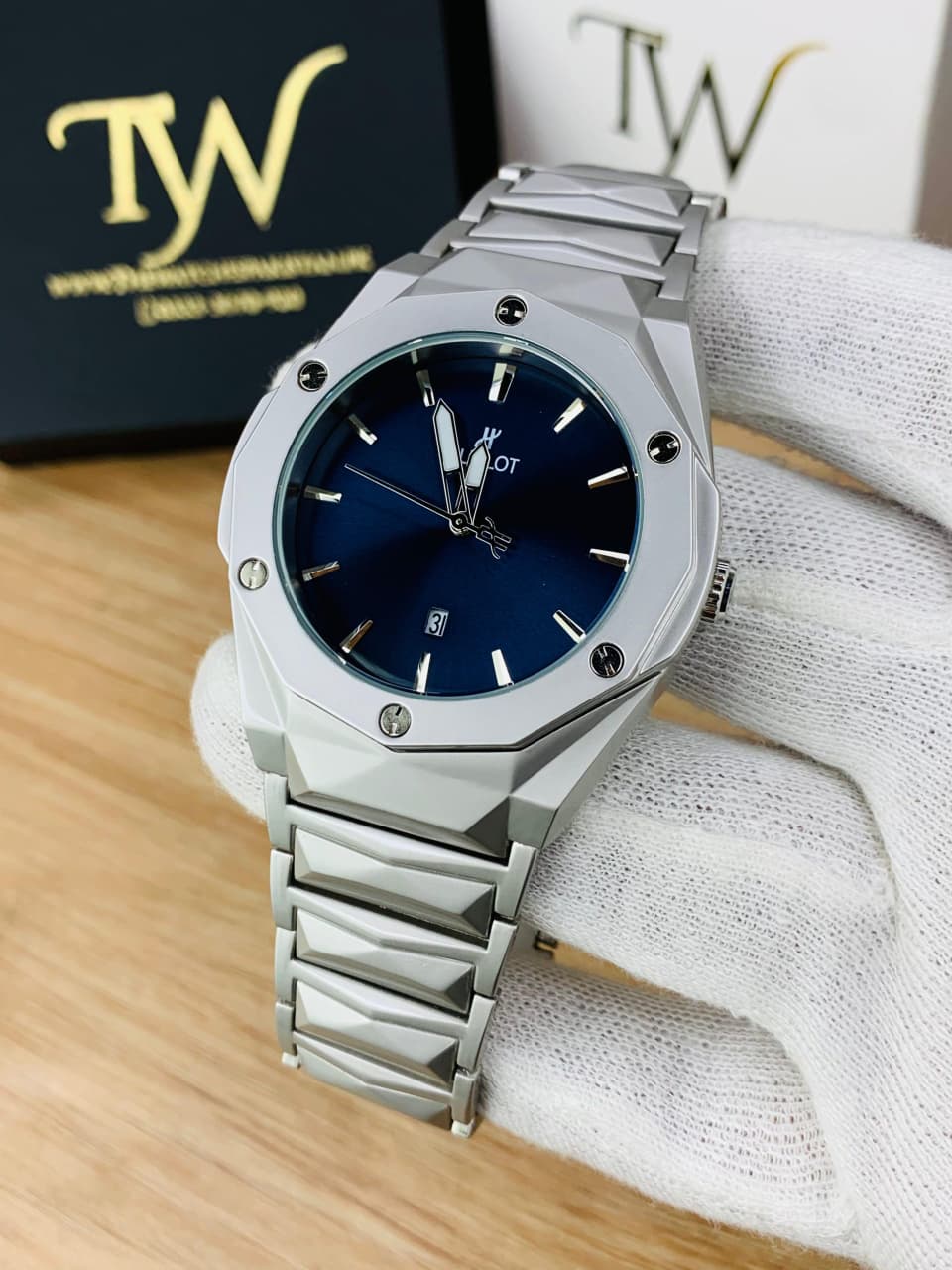 HB 01 - D Watch